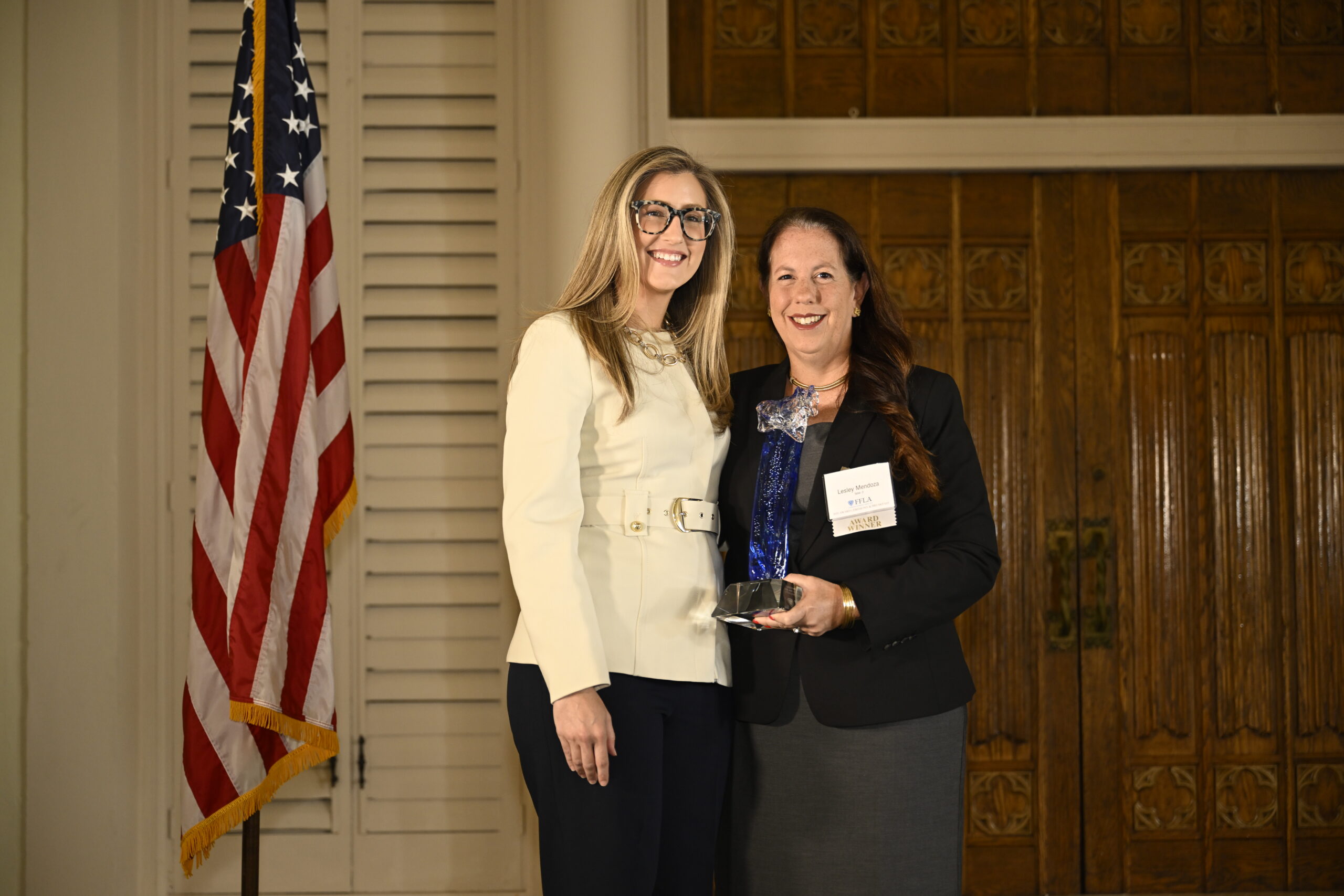 Amanda Fernandez presents the Curran Award to Lesley Mendoza